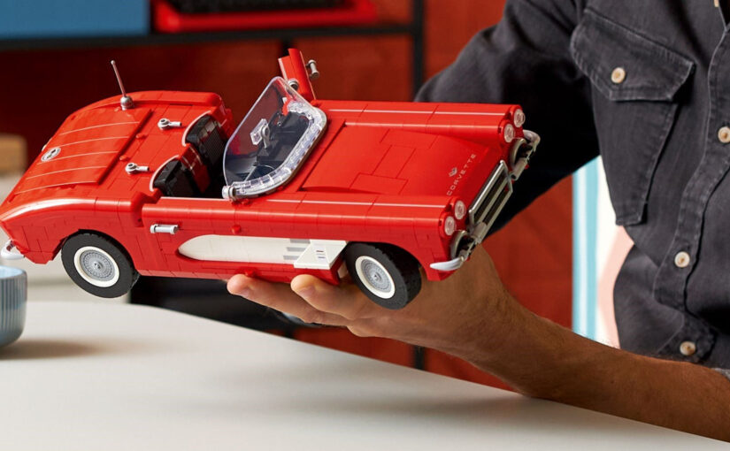 LEGO presenta la nuova Chevy Corvette C1 (10321) e siamo subito negli USA degli anni 60